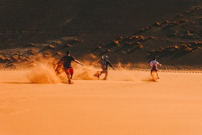 三个人白天在沙漠上奔跑